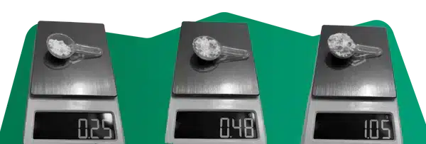 How to take NMN powder: infographic showing NMN powder portion size with the measuring scoop