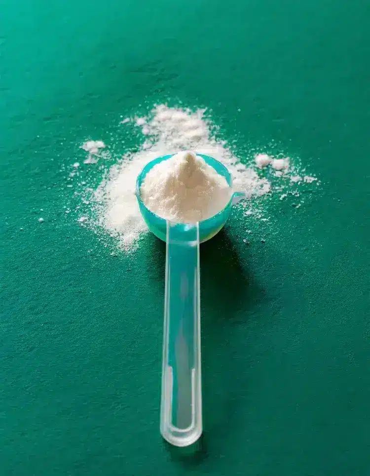 Visual instructions for the correct way to take NMN powder daily for optimal absorption.
