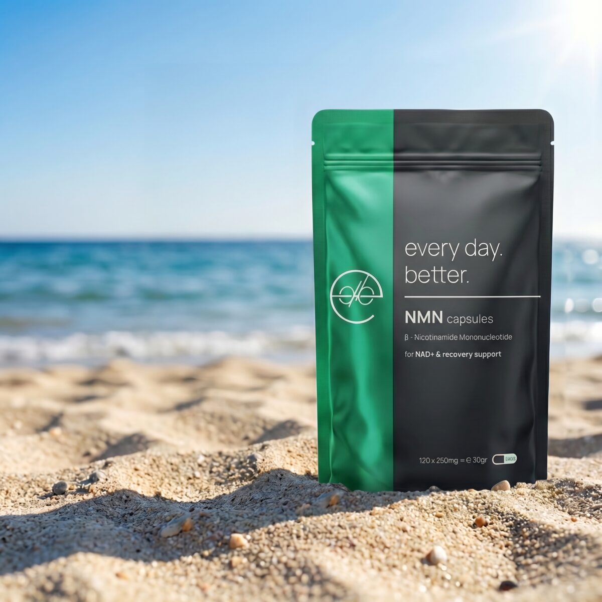 NMN capsules 120 stuks van Every Day Better in een groene pouch op het strand
