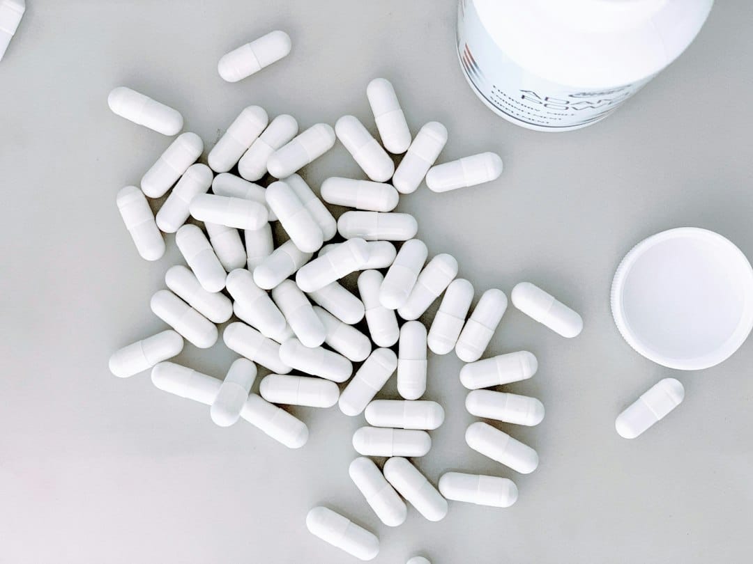Witte tabletten: magnesiumstearaat wordt vaak gebruikt als glijmiddel bij tabletproductie